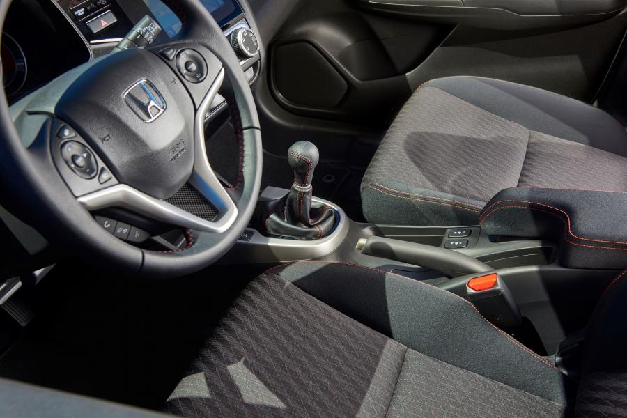 Интерьер Honda Jazz Dynamic 2017 года  (WW) (фото 9 из 41)